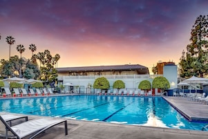 Piscina externa, piscina aquecida, funciona das 8h às 22h, guarda-sóis
