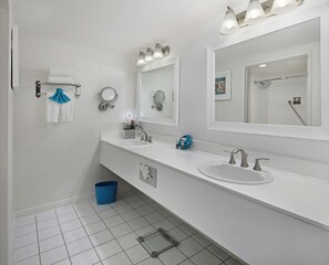 وحدات دش مع أحواض استحمام، مجففات شعر، مناشف