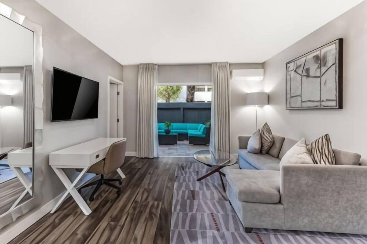 Living area | Flat-screen TV
