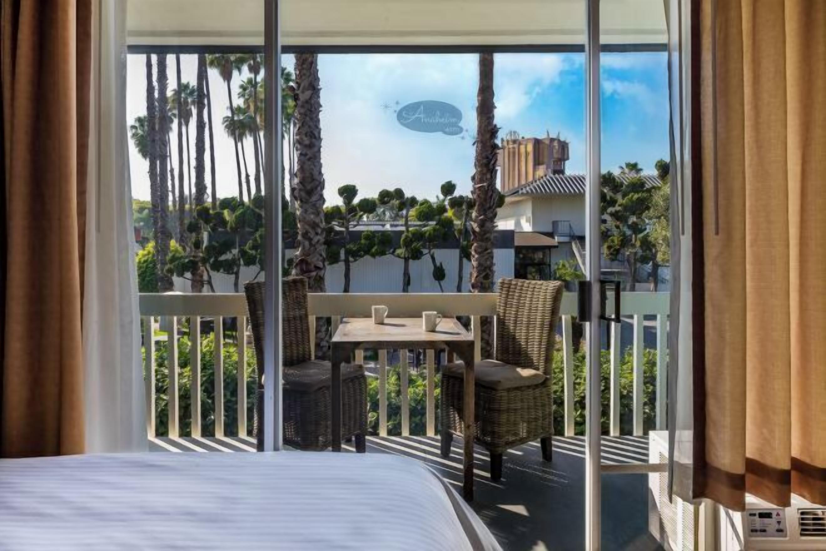 Ropa de cama de alta calidad, caja fuerte, escritorio y cortinas opacas