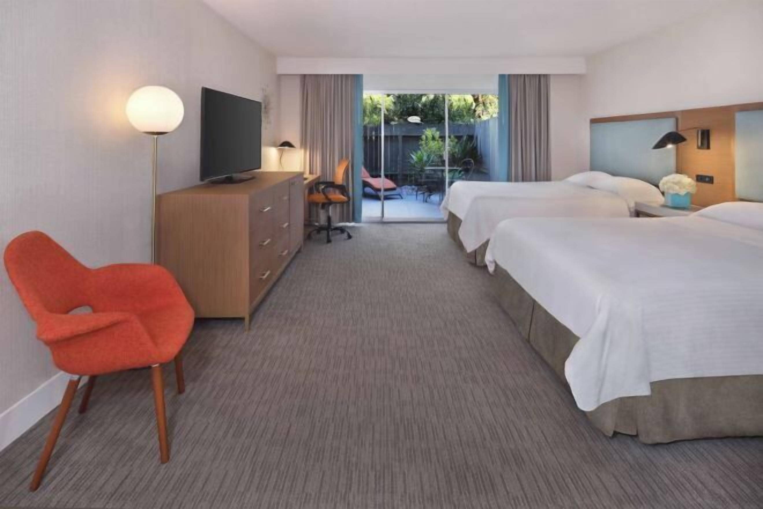 Premium bedding, in-room safe, desk, blackout drapes