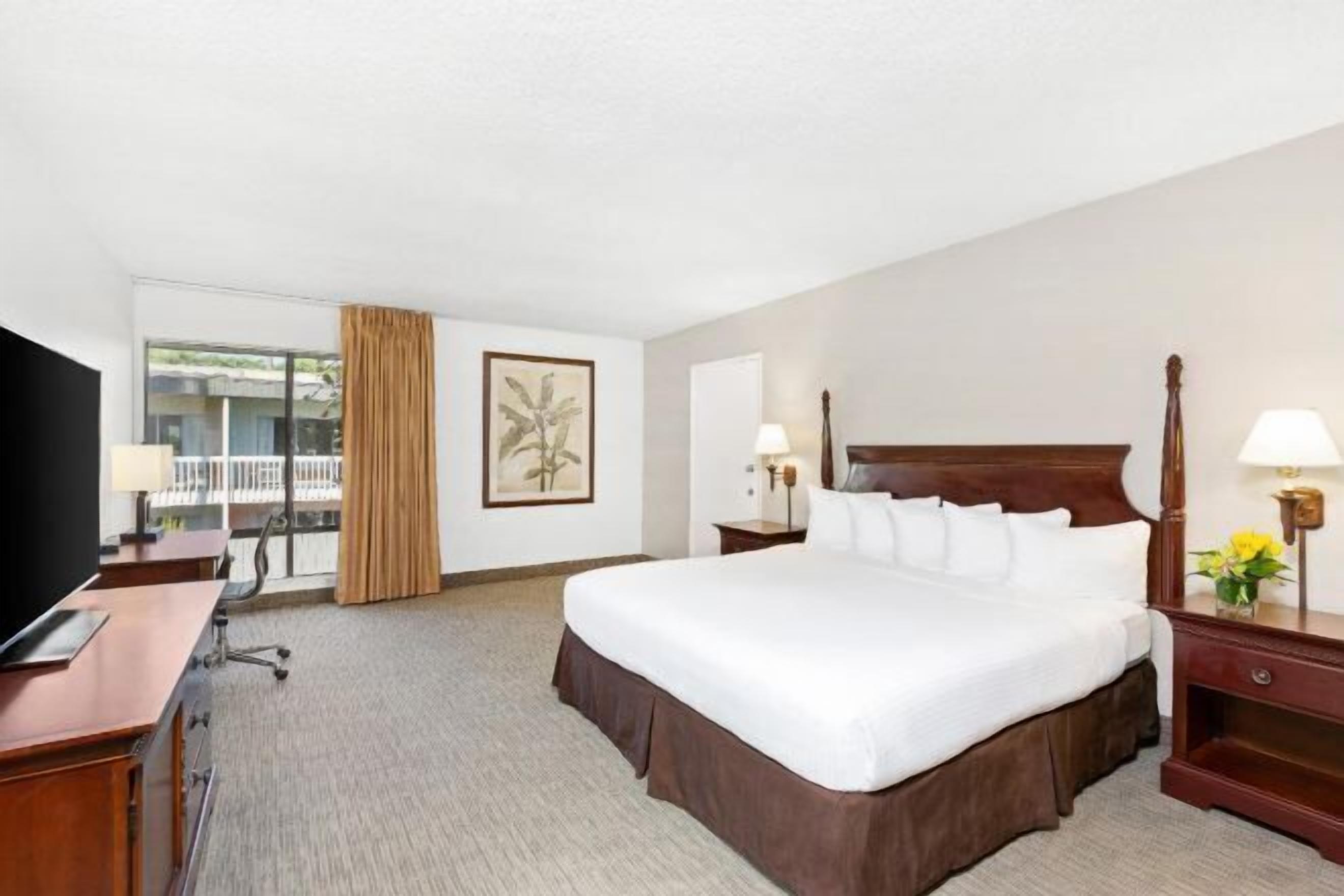 Ropa de cama de alta calidad, caja fuerte, escritorio y cortinas opacas