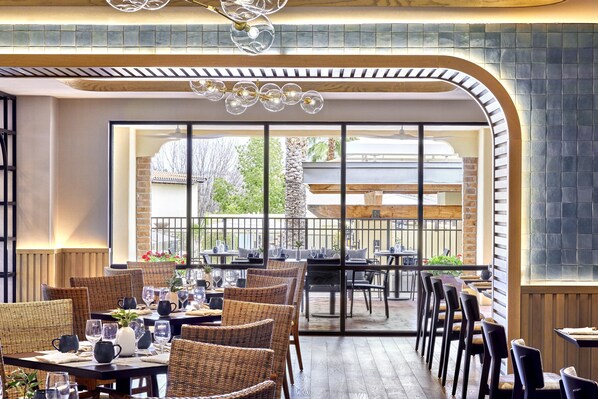 4 間餐廳，供應早餐、午餐和晚餐，美國料理