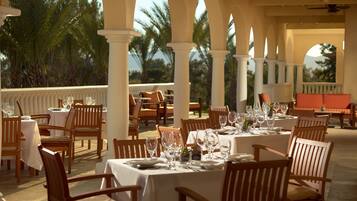 4 restaurants; breakfast, lunch and dinner served