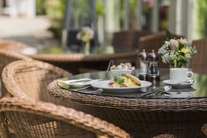 Daily full breakfast for a fee - Coombe Abbey Hotel (Coventry)