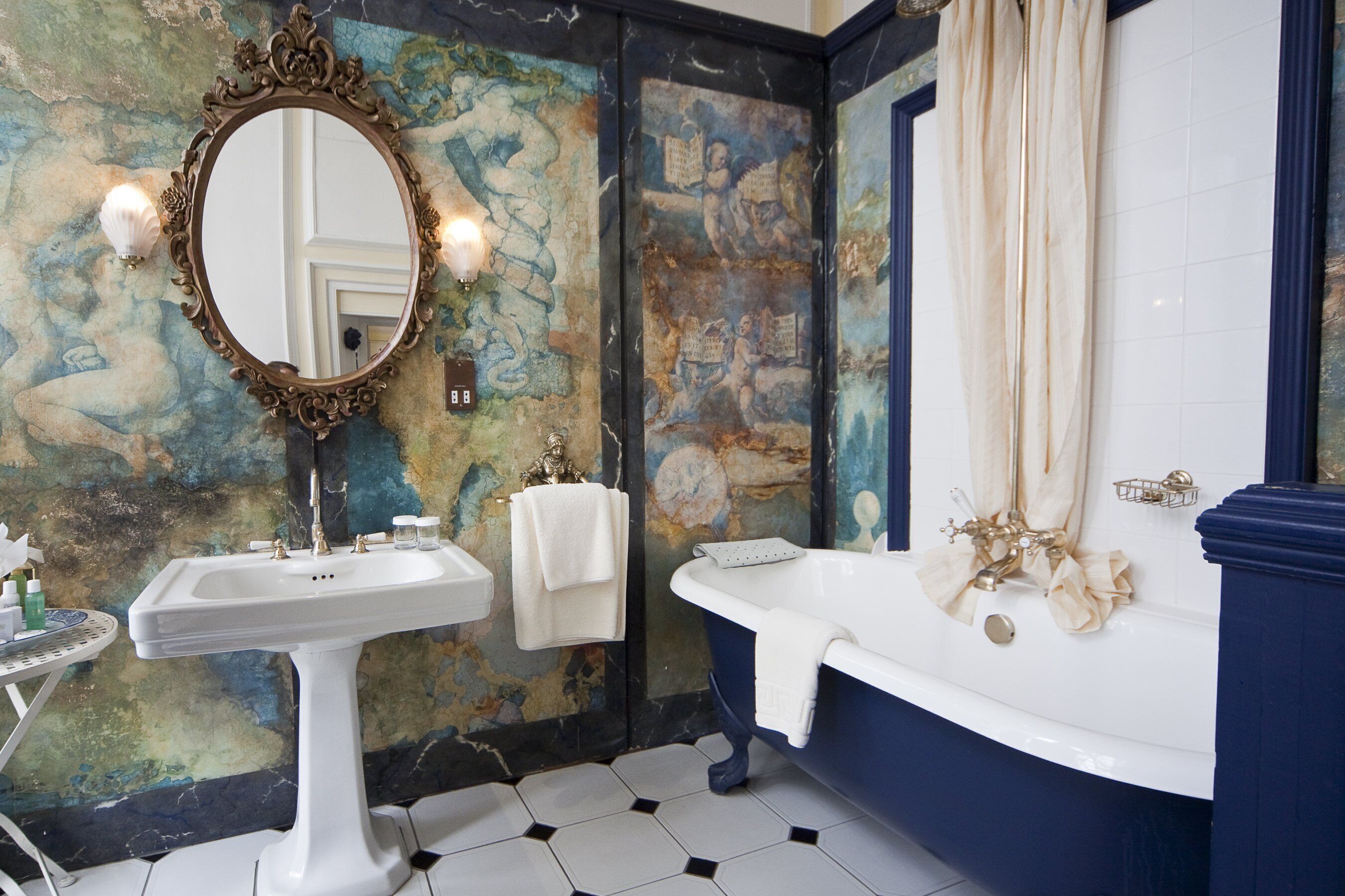 combined shower/bathtub, free toiletries, hair dryer, towels