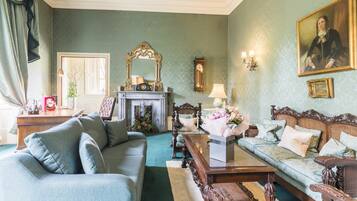 In-room safe, desk, iron/ironing board, free WiFi