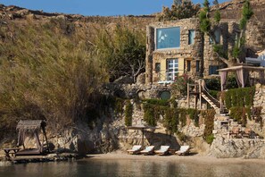 Villa Noah Waterfront with Private Pool and Private Beach (1 Bedrooms) | Premium bedding, minibar, in-room safe, individually decorated