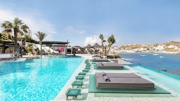 Una piscina al aire libre de temporada, sombrillas