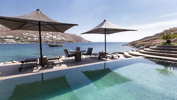 Villa Hideaway with Infinity Private Pool (2 Bedrooms) | 1 sovrum, sängtillbehör av högsta kvalitet och minibar