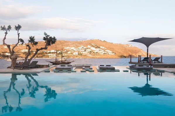 Seasonal outdoor pool, pool umbrellas, sun loungers