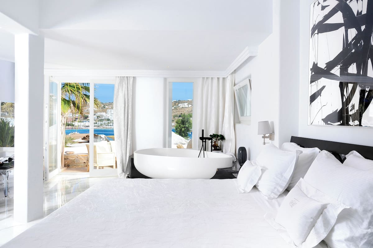 Deluxe Suite Sea View | 1 bedroom, premium bedding, minibar, in-room safe