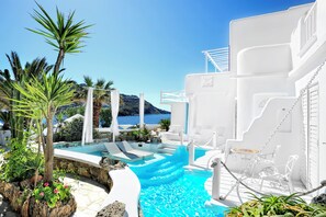 Two Bedroom Suite with Sea View & Pool | 高級寝具、ミニバー、セーフティボックス (室内)、客室ごとに異なる装飾