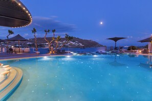 季節限定屋外プール、営業時間 正午 ～ 18:00、プール パラソル、サンラウンジャー