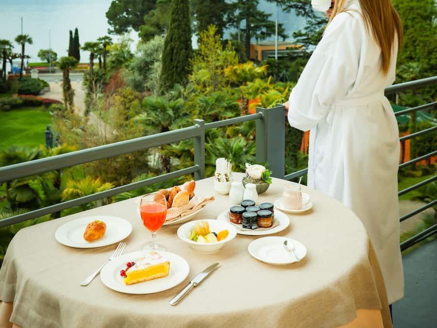 Ropa de cama de alta calidad, edredones de plumas, minibar y caja fuerte