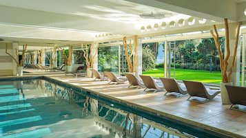 Indoor pool, sun loungers