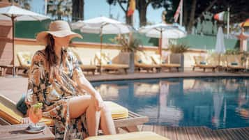 Piscine extérieure, parasols, chaises longues