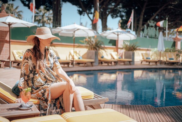 Piscine extérieure, parasols de plage, chaises longues