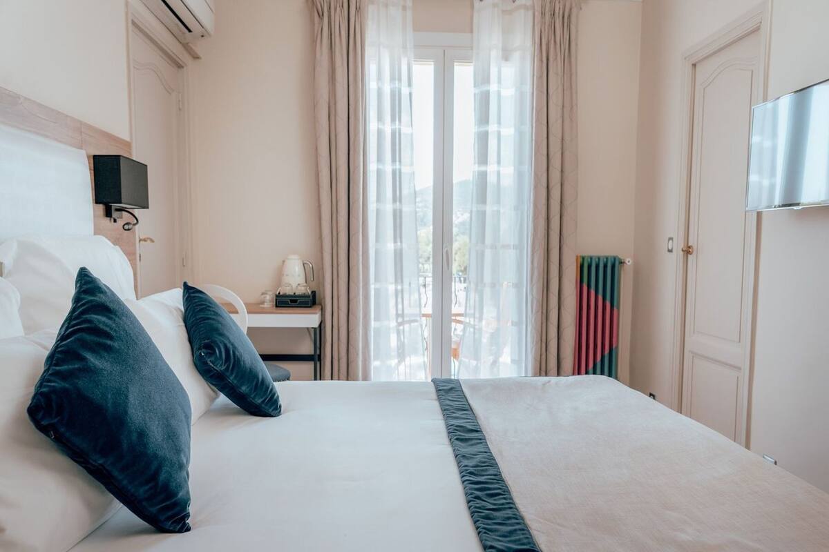 Rom – classic | Minibar, safe på rommet, skrivebord og blendingsgardiner