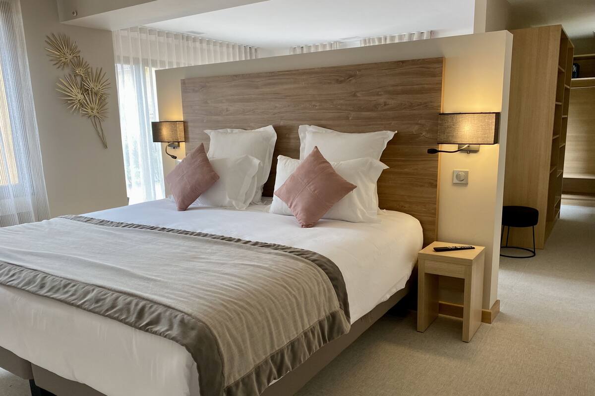 Suite Ermitage | Minibar, safe på rommet, skrivebord og blendingsgardiner