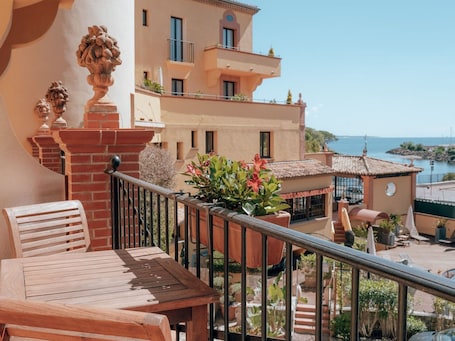 Superior Room | Minibar, in-room safe, individually decorated, individually furnished. Ermitage de l'Oasis & Spa - Cannes Mandelieu