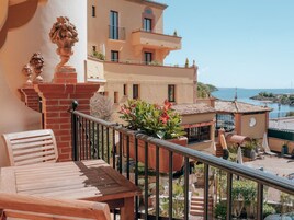 Minibar, caja de seguridad en la habitación y decoración personalizada 