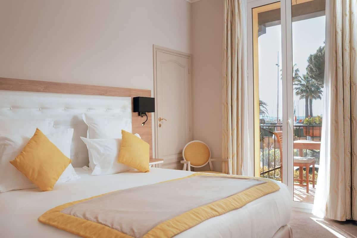 Superior Room | Minibar, in-room safe, individually decorated, individually furnished