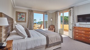 Minibar, in-room safe, individually decorated, individually furnished - Ermitage de l'Oasis & Spa - Cannes Mandelieu (Mandelieu-La-Napoule)