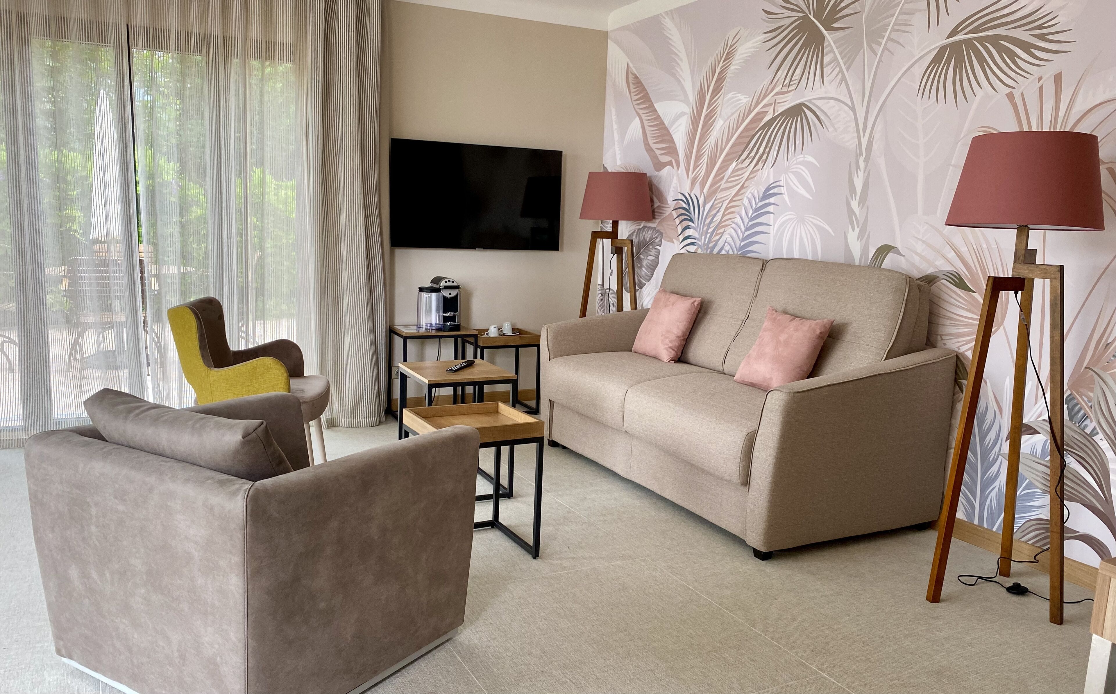 Suite Ermitage | 起居区 | 108-厘米纯平电视 （配备卫星频道）、智能电视