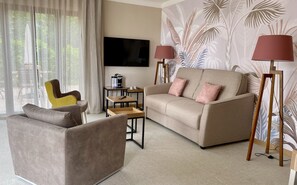 Suite Ermitage | Living area | 108-cm flat-screen TV with satellite channels, Smart TV - Ermitage de l'Oasis & Spa - Cannes Mandelieu (Mandelieu-La-Napoule)