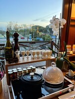 Desayuno buffet diario (EUR 25 por persona)