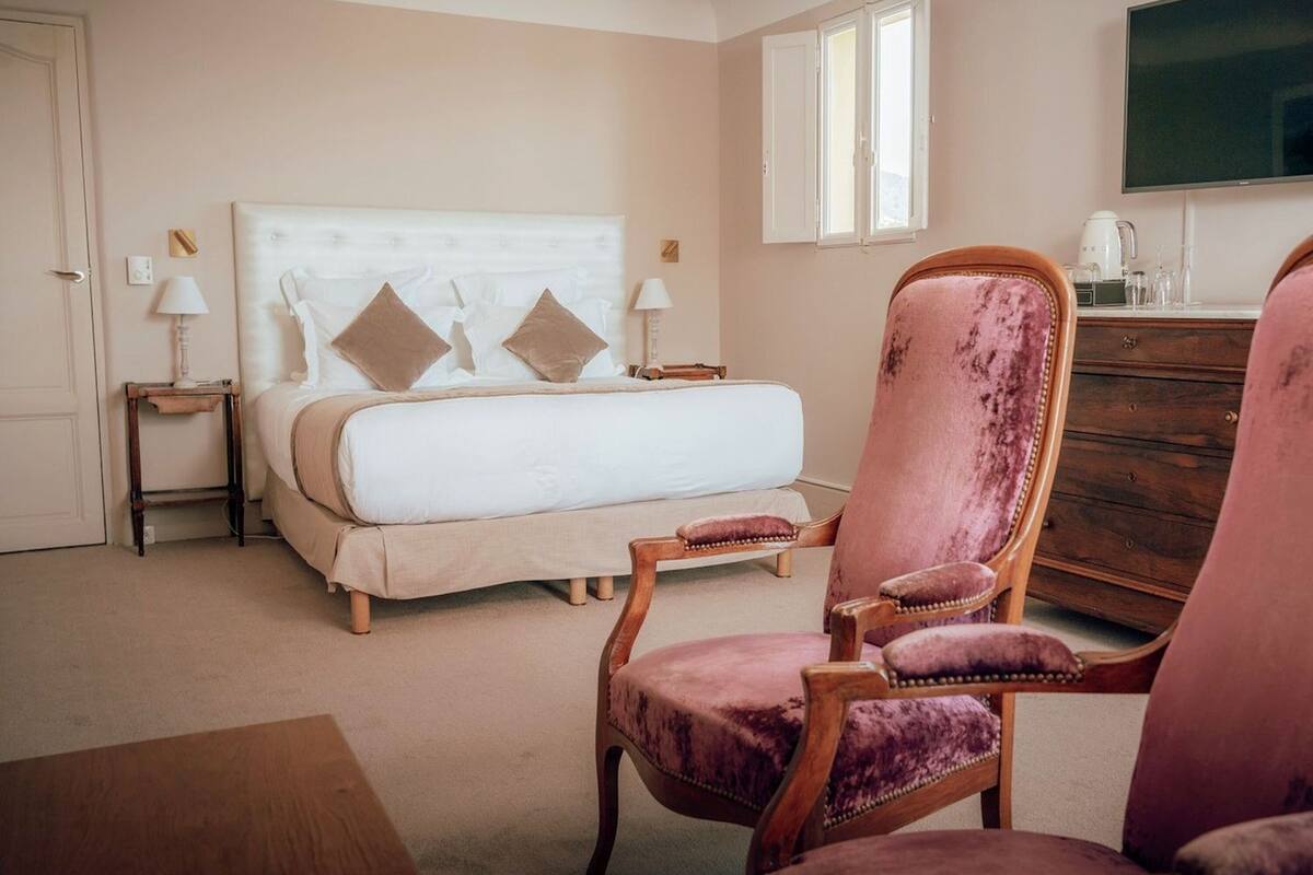 Suite – junior | Minibar, safe på rommet, skrivebord og blendingsgardiner