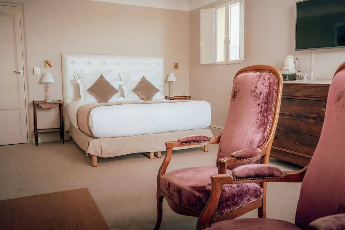 Junior Suite | Minibar, in-room safe, individually decorated, individually furnished