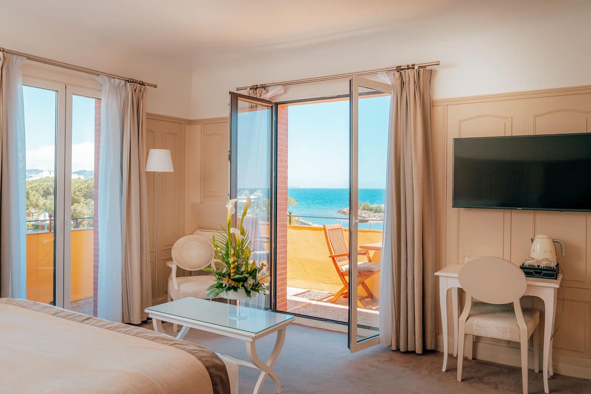 Deluxe Room, Balcony, Sea View | Minibar, in-room safe, individually decorated, individually furnished