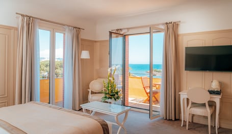 Deluxe Room, Balcony, Sea View | Minibar, in-room safe, individually decorated, individually furnished. Ermitage de l'Oasis & Spa - Cannes Mandelieu