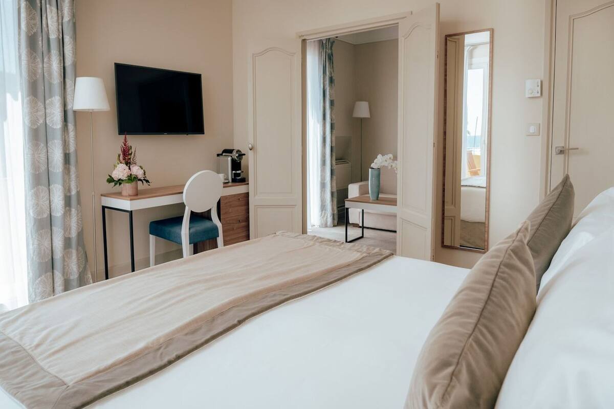 Suite – executive | Minibar, safe på rommet, skrivebord og blendingsgardiner