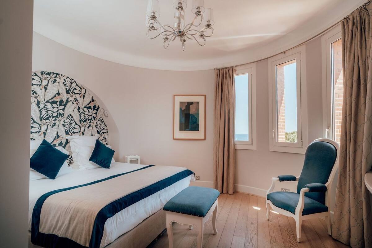 Rom – deluxe, havneutsikt | Minibar, safe på rommet, skrivebord og blendingsgardiner