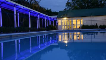 Seasonal outdoor pool, pool umbrellas, sun loungers