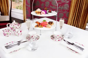 Breakfast, dinner served; local cuisine, garden views 