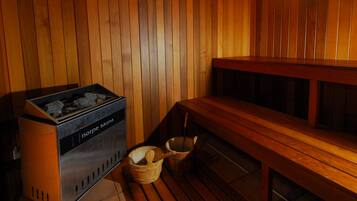 Una sauna de madera con bancos y un calentador con la etiqueta 'norpe sauna'.