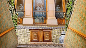 32-inch LED TV with cable channels, TV