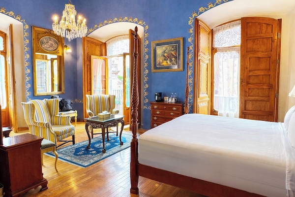 Quarto presidencial, 1 cama King | Roupas de cama premium, edredons de pluma, cofres nos quartos