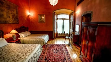 Sengetøy av topp kvalitet, dundyner og safe på rommet