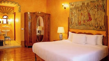 Imperial Suite, King Size Bed | Luxe beddengoed, donzen dekbedden, een kluis op de kamer