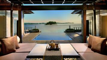Two Bedrooms Oceanview Infinity Pool Villa | 1 quarto, frigobar, cofres nos quartos, cortinas blackout