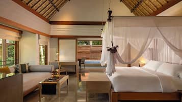 Minibar, brankas, tirai kedap cahaya, dan setrika/meja setrika