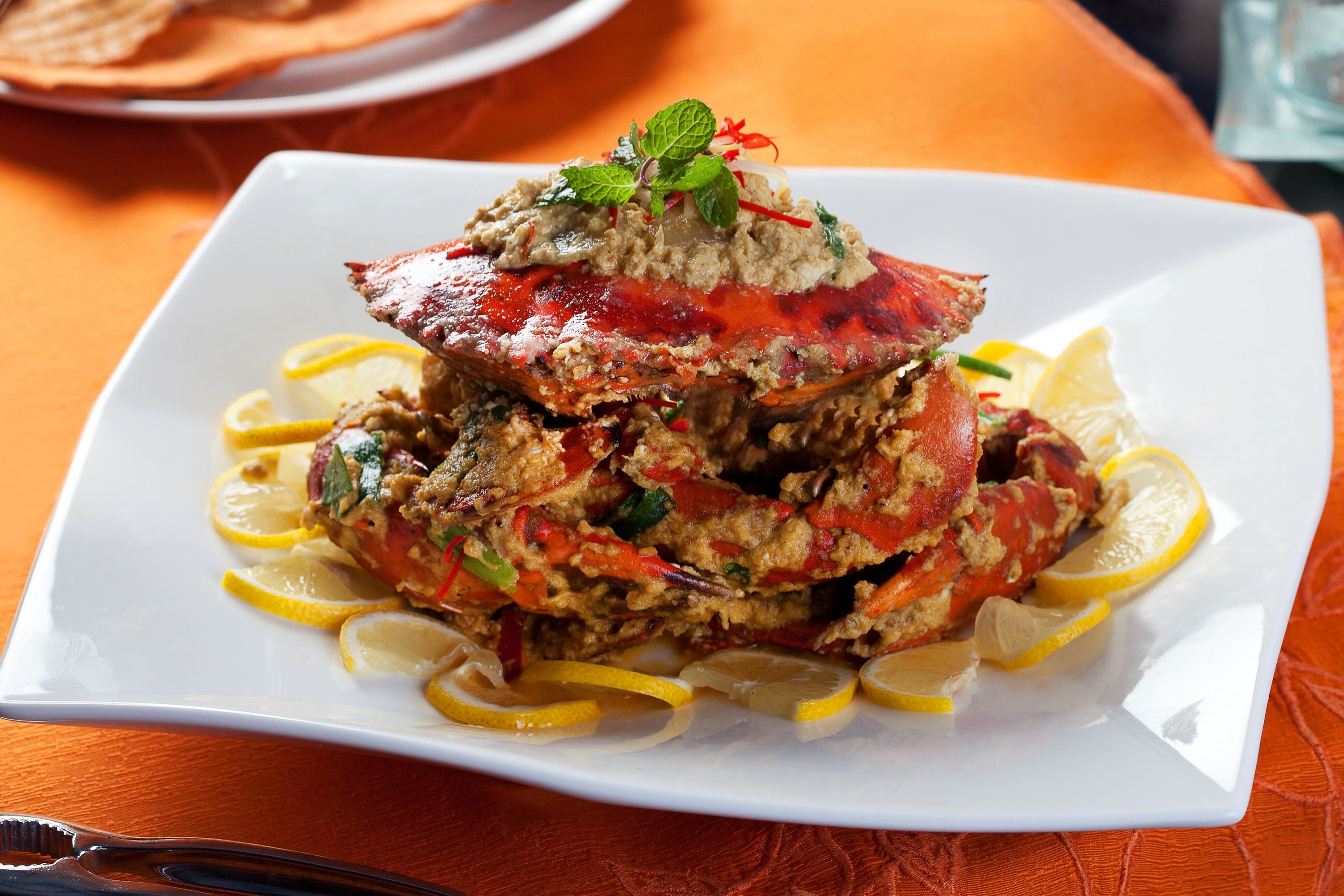 Un plato de mariscos con rodajas de limón.