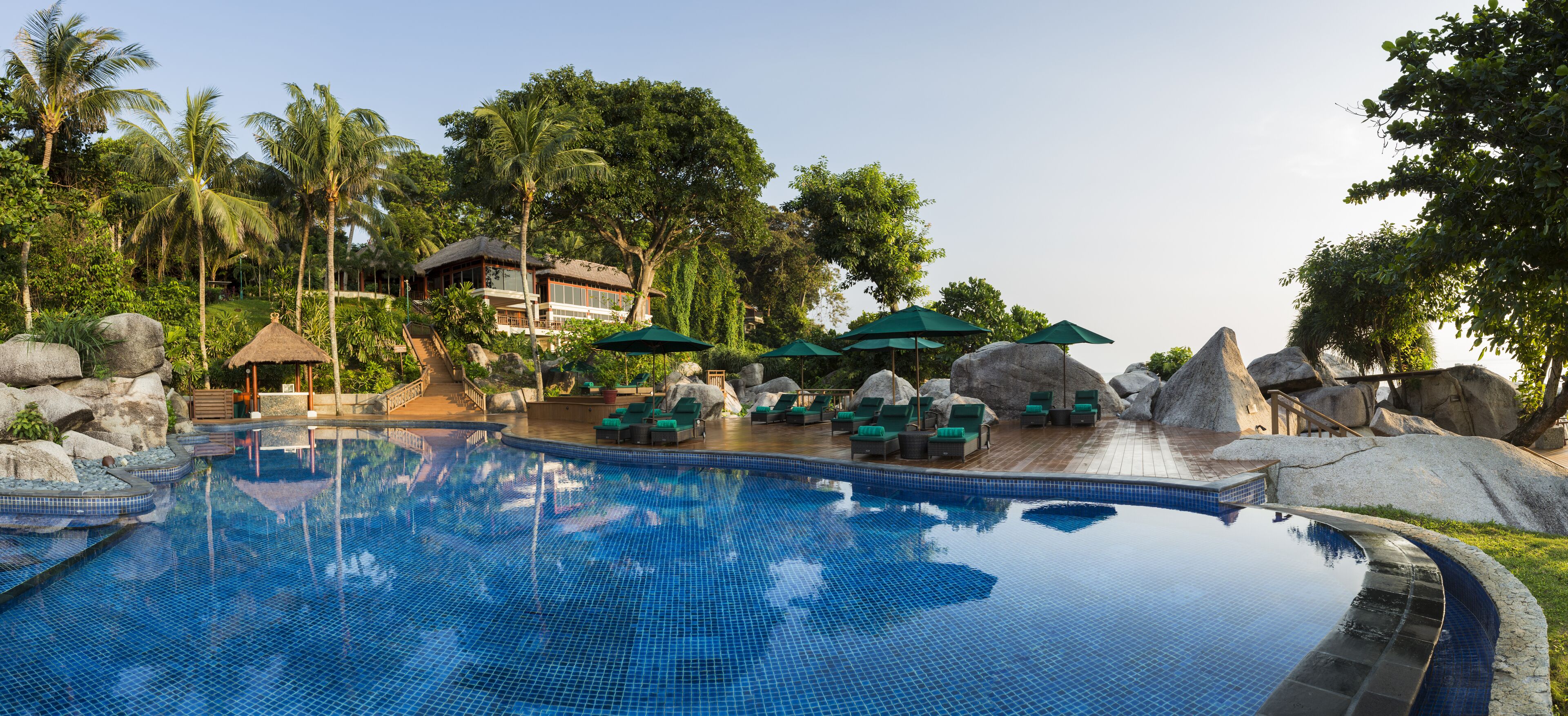 2 udendørs pools, parasoller, liggestole