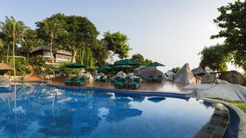 2 つの屋外プール、プール パラソル、サンラウンジャー