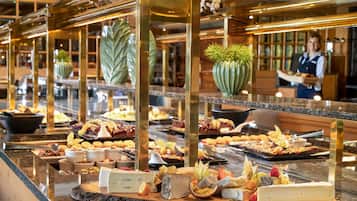 Ein reichhaltiges Buffet mit Käse, Obst und Gebäck.